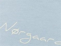 nærbillede af logoprint på lyseblå sweatshirt fra Mads Nørgaard